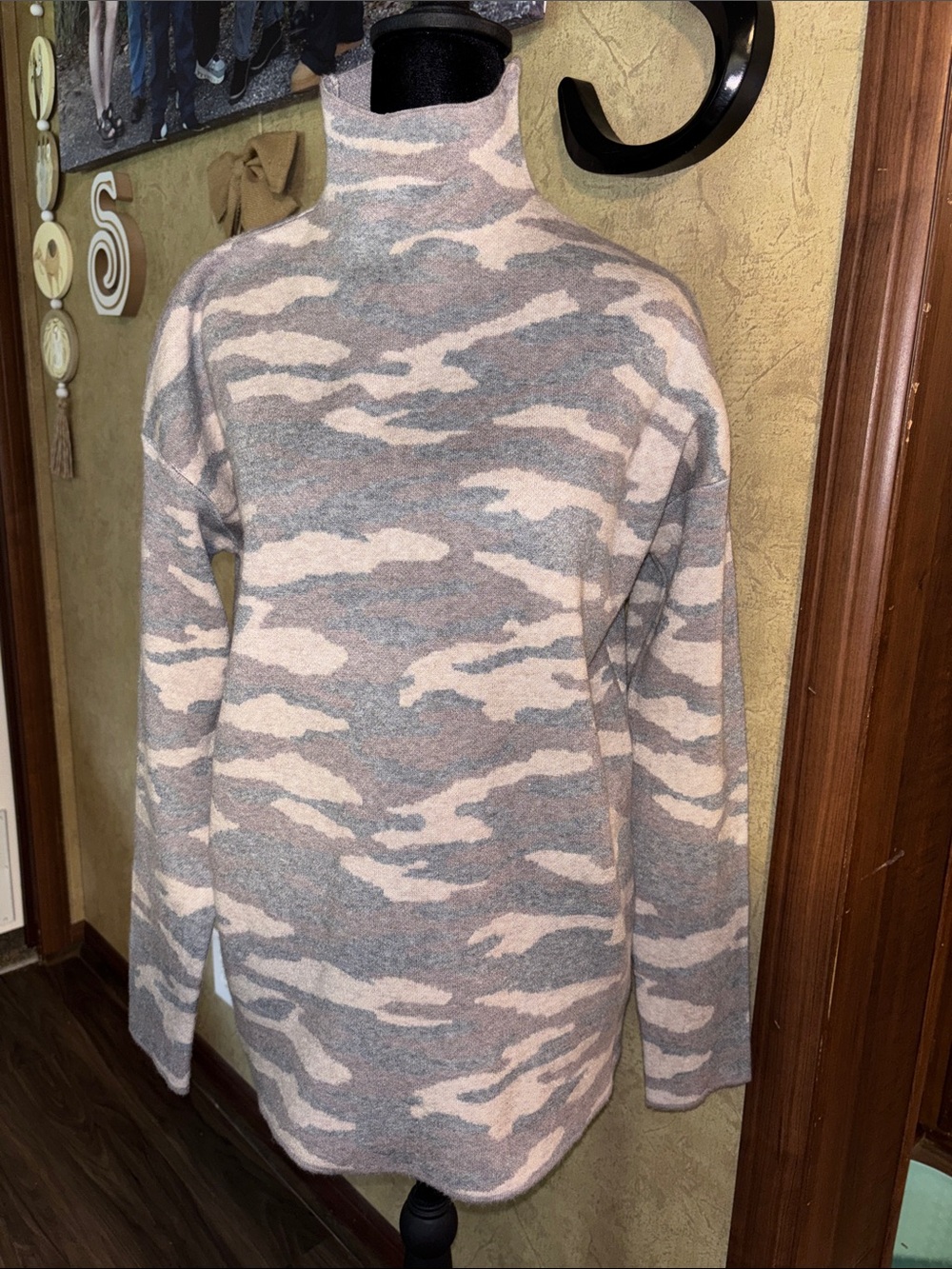 Large Tahari Grey Camo Mock Neck Knit Sweater Soft Cozy Camouflage Pullover